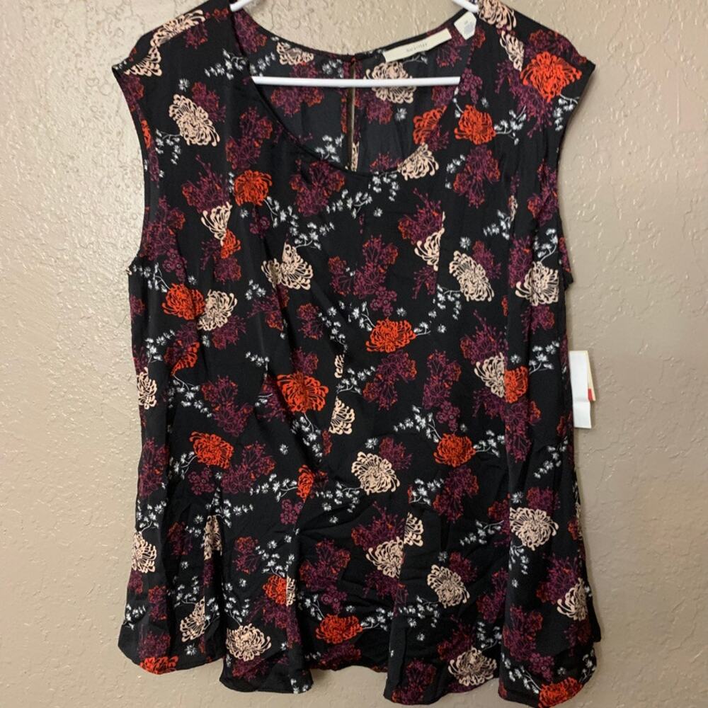 Sleeveless Floral Twist-Front Blouse in Black with Red & Cream Flowers
